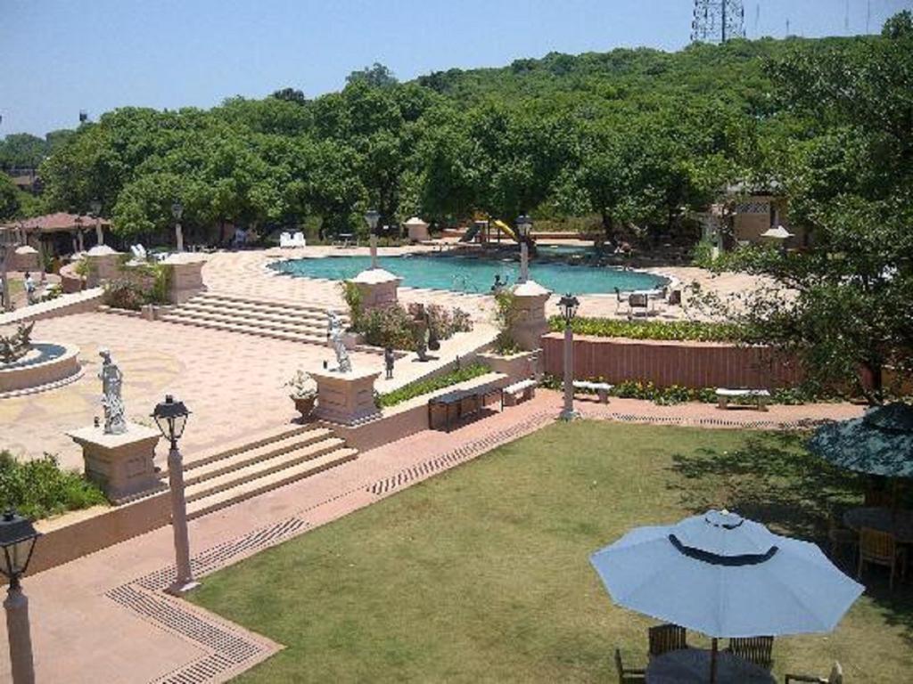 Evershine Resort & Spa Mahābaleshwar Buitenkant foto